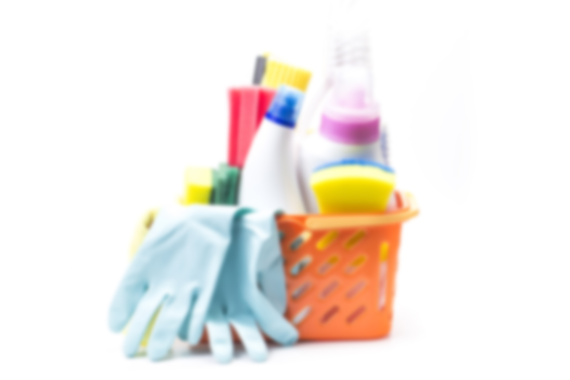 Produzione Di Detersivi - Foto di un cestino con all'interno detergenti, spugne e guanti per la pulizia