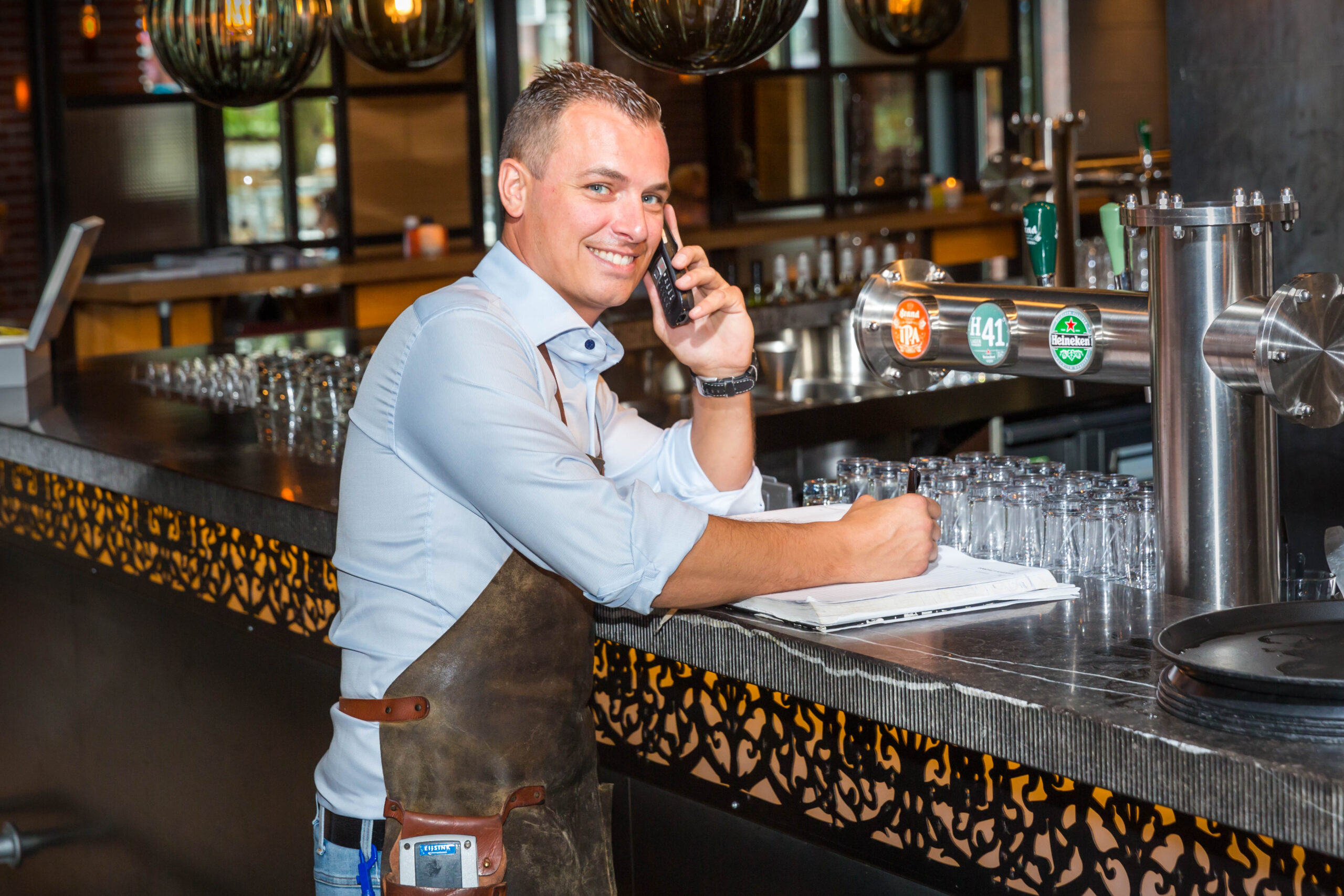 Produzione di Detersivi - foto di un Barman sorridente